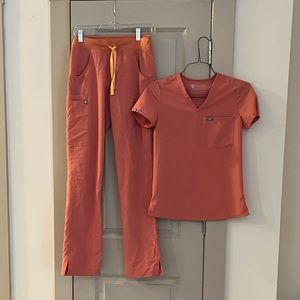 Figs Coral scrub set